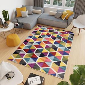 Farebný koberec s geometrickým vzorom