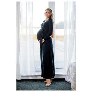 Dlhé čierne elegantné tehotenské šaty s mašľou v akcii